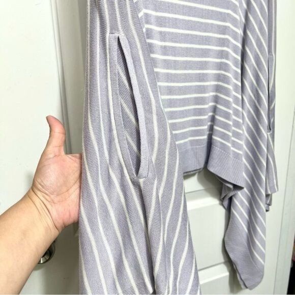 Lululemon Forward Flow Poncho in Iced Iris / Antique White - Picture 6 of 11